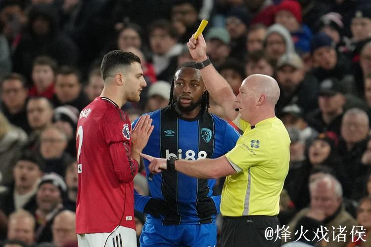 曼联气炸?被英超盲哨坑惨!对手4次疑似手球未判,锁喉仅吃黄牌 曼联气炸?被英超盲哨坑惨!对手4次疑似手球未判,锁喉仅吃黄牌